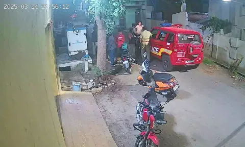 திருப்பூரில் உரிமையாளர் வீட்டை பட்டா கத்தியால் சூறையாடிய வாலிபர்கள்