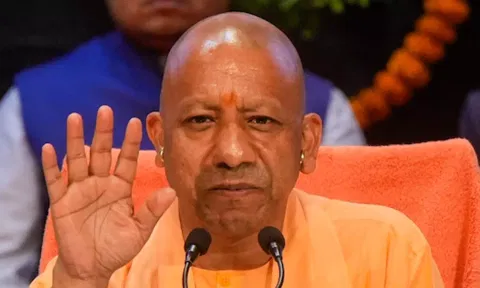 யோகி ஆதித்யநாத் பயணித்த விமானத்தில் திடீர் கோளாறு: அவசர தரையிறக்கம்