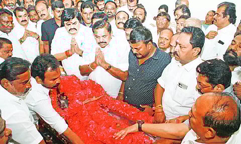 கருப்பசாமி பாண்டியன் உடலுக்கு எடப்பாடி பழனிசாமி நேரில் அஞ்சலி