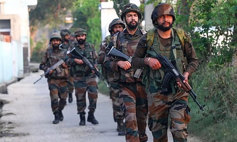 ஜம்மு காஷ்மீர் என்கவுண்டரில் 3 பயங்கரவாதிகள் சுட்டுக்கொலை: 3 வீரர்கள் வீர மரணம்