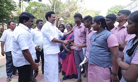 மன உறுதியோடும் மகிழ்ச்சியோடும் தேர்வினை எதிர்கொள்க- மாணவர்களுக்கு நம்பிக்கையூட்டிய அமைச்சர்