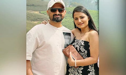 மனைவியைக் கொன்று, உடலை சூட்கேஸில் அடைத்த கணவர் - மாமியார் வீட்டாருக்கு போன் மூலம் தகவல்