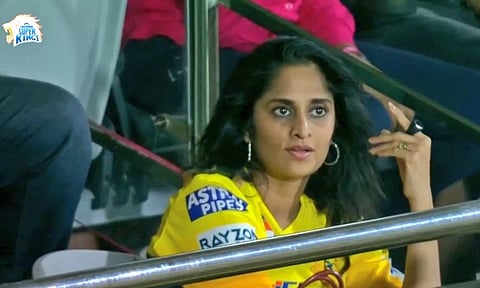 சேப்பாக்கத்தில் சி.எஸ்.கே-ஆர்.சி.பி போட்டியைக் கண்டுகளித்த ஷாலினி அஜித்