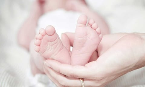 வலியில் துடித்த தாய்க்கு வீட்டிலேயே பிரசவம் பார்த்த 13 வயது மகன்