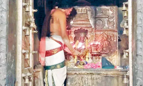 திருக்கணித பஞ்சாங்கப்படி இன்று பெயர்ச்சி- திருநள்ளாறு சனீஸ்வர பகவான் கோவிலில் குவிந்த பக்தர்கள்