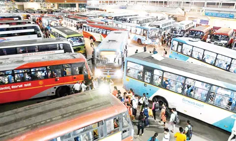 யுகாதி, ரம்ஜான் பண்டிகையையொட்டி பெங்களூரு பஸ் நிலையத்தில் அலைமோதிய கூட்டம்