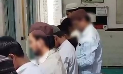 மசூதியில் தொழுகை செய்த இந்து கடைக்காரர்.. பரவிய வீடியோ - கொந்தளித்த இந்து அமைப்புகள்!