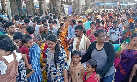 திருச்செந்தூர் சுப்பிரமணியசுவாமி கோவிலில் 5 மணி நேரம் காத்திருந்து பக்தர்கள் தரிசனம்