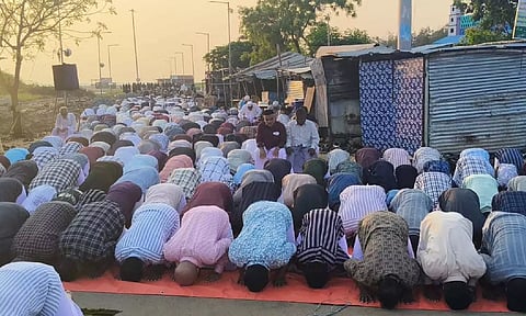 ரம்ஜான் பண்டிகை: நாகூர் கடற்கரையில் ஆயிரக்கணக்கான இஸ்லாமியர்கள் சிறப்பு தொழுகை
