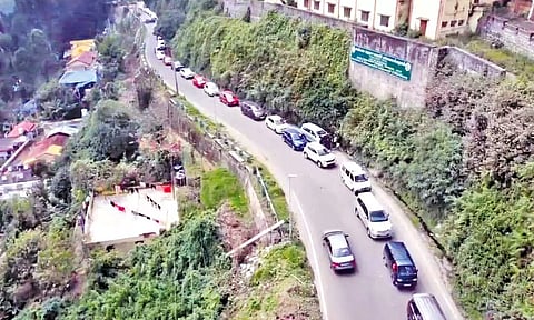 சுற்றுலா பயணிகளின் கவனத்திற்கு... நீலகிரி, கொடைக்கானலுக்கு வரும் வாகனங்களுக்கு இன்று முதல் கட்டுப்பாடு