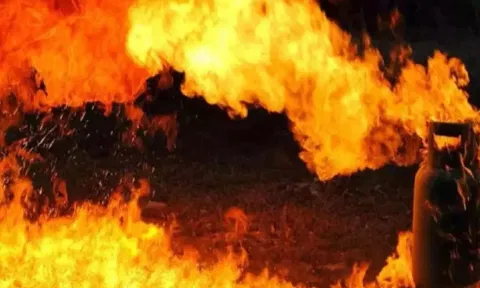 வீட்டில் சிலிண்டர் வெடித்து பயங்கர விபத்து - 4 குழந்தைகள் உட்பட 7 பேர் பலி