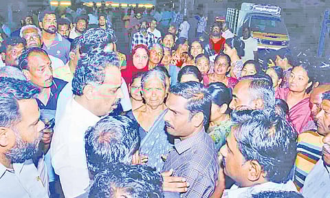 அ.தி.மு.க. நிர்வாகி கைது: முன்னாள் அமைச்சர் எம்.ஆர்.விஜயபாஸ்கர் தலைமையில் போலீஸ் நிலையம் முற்றுகை