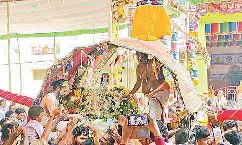 மன்னார்குடி ராஜகோபால சுவாமி கோவிலில் வெண்ணைத் தாழி உற்சவம்: பக்தர்கள் வெண்ணையை வீசி வழிபாடு