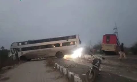 மகாராஷ்டிராவில் பஸ் மீது கார் மோதி விபத்து: 5 பேர் பலி- 20 பேர் படுகாயம்