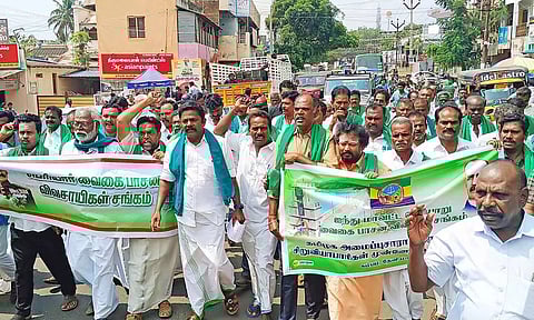 'எம்புரான்' திரைப்படத்தை தடை செய்யக்கோரி விவசாயிகள் பேரணியாக சென்று மறியல்