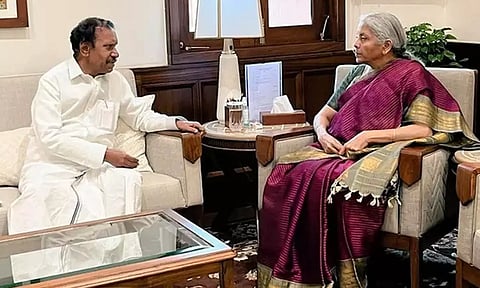 நிர்மலா சீதாராமனுடன் அ.தி.மு.க. எம்.பி. தம்பிதுரை சந்திப்பு