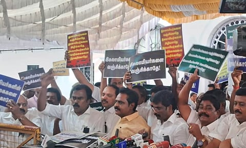 மத்திய அரசை கண்டித்து சட்டசபை வளாகத்தில் தி.மு.க. எம்.எல்.ஏ.க்கள் போராட்டம்