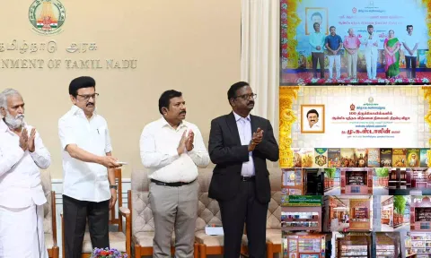 100 கோவில்களில் புத்தக விற்பனை நிலையங்கள்-  முதலமைச்சர் மு.க.ஸ்டாலின் திறந்து வைத்தார்