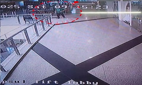 படிக்கச் சொன்ன தந்தை..  Shopping Mall 4வது மாடியில் இருந்து  குதித்து 12ஆம் வகுப்பு மாணவன் தற்கொலை