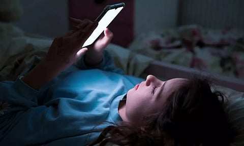 ஸ்மார்ட்போன் பயன்படுத்தும் இளம்பெண்களே உஷார்... ஆய்வில் வெளியான அதிர்ச்சி தகவல்