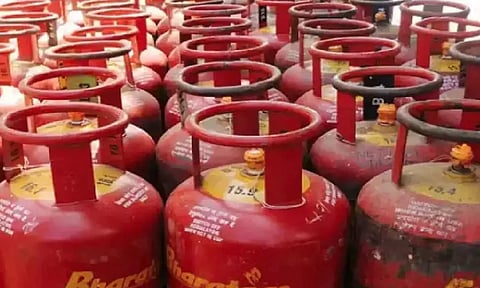 வீட்டு உபயோக கேஸ் சிலிண்டர் விலை ரூ.50 உயர்வு- நாளை முதல் அமல்