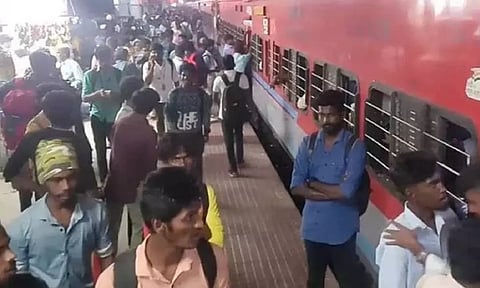 3 நாட்கள் தொடர் விடுமுறை... பஸ், ரெயில்களில் முன்பதிவு செய்து காத்திருக்கும் பயணிகள்