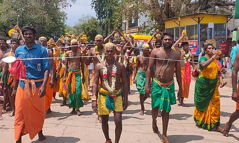 பங்குனி உத்திர திருவிழா: பழனியில் தீர்த்தக்காவடியுடன் குவியும் பக்தர்கள்