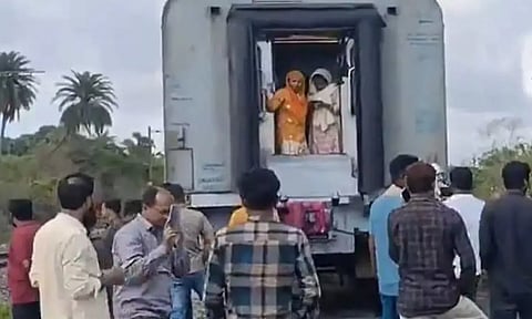 ஆந்திராவில் எக்ஸ்பிரஸ் ரெயில் எஞ்சினில் இருந்து தனியாக பிரிந்த பெட்டிகள்..