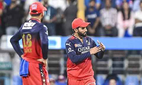IPL 2025: RCB Vs MI போட்டியில் மெதுவாக பந்து வீசியதற்காக ரஜத் படிதாருக்கு ரூ.12 லட்சம் அபராதம்