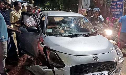 8-ம் வகுப்பு மாணவன் ஓட்டிய கார் தாறுமாறாக ஓடி சாலையோரம் நின்றவரின் மீது மோதியது- 2 பேர் காயம்