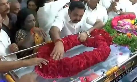 குமரி அனந்தன் மறைவு - எடப்பாடி பழனிசாமி நேரில் அஞ்சலி