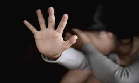 தாயின் ஆண் நண்பரால் பாலியல் வன்கொடுமை: விவாகரத்து வழக்கு விசாரணையில் கோர்ட்டில் அம்பலப்படுத்திய சிறுமி