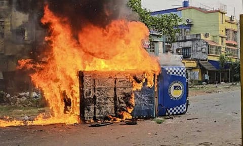 மேற்குவங்கத்தில் வக்பு திருத்த மசோதாவுக்கு எதிரான போராட்டத்தில் வன்முறை - 10 போலீசார் படுகாயம்