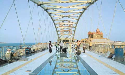 கண்ணாடி பாலத்தில் நடந்து செல்ல சுற்றுலா பயணிகளுக்கு 5 நாட்கள் தடை