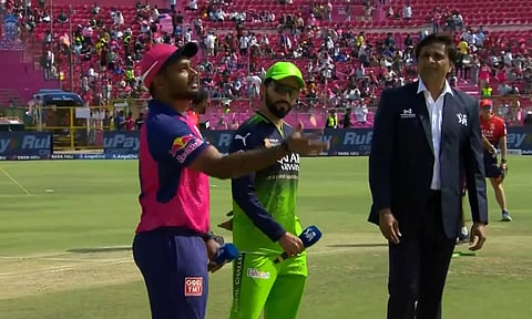 ஐ.பி.எல். 2025: ராஜஸ்தான் அணிக்கு எதிராக டாஸ் வென்ற ஆர்.சி.பி. பந்து வீச்சு தேர்வு