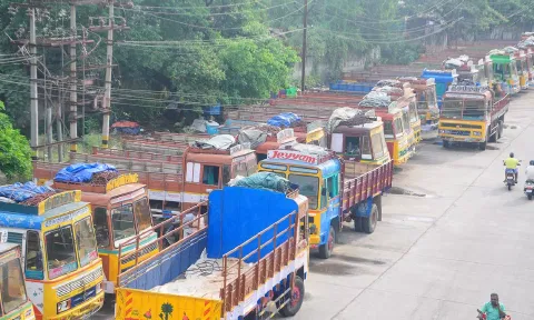 கர்நாடகாவில் லாரி ஸ்டிரைக்: அத்தியாவசிய பொருட்கள் விலை உயரும் அபாயம்