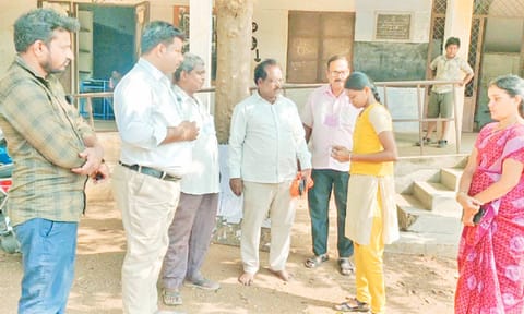 தந்தை இறந்த நிலையில் கண்ணீருடன் 10-ம் வகுப்பு தேர்வு எழுதிய மாணவி