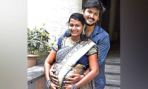 2-வது திருமணத்திற்கு எதிர்ப்பு தெரிவித்த கர்ப்பிணி மனைவி குத்தி கொலை- காதல் கணவர் வெறிச்செயல்