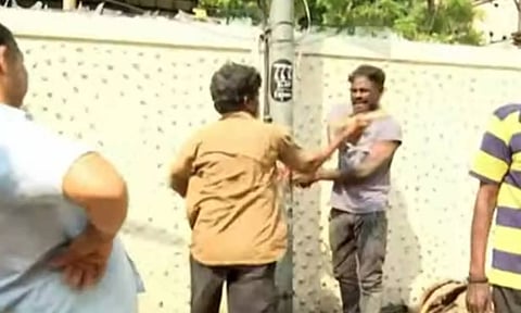 தெரியாத பெண்ணின் கன்னத்தை கிள்ளி காதலை சொன்ன வாலிபருக்கு தர்ம அடி