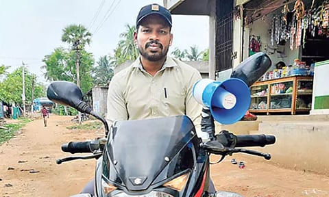 அரசு பள்ளியில் மாணவர்களை சேர்க்க கோரி ஒலிபெருக்கியுடன் தலைமை ஆசிரியர் நூதன பிரசாரம்