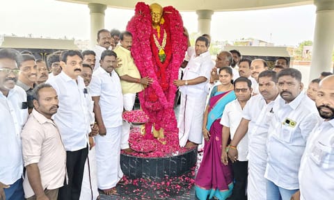 பத்மஸ்ரீ டாக்டர் பா.சிவந்தி ஆதித்தனார் சிலைக்கு அமைச்சர் அனிதா ராதாகிருஷ்ணன் மரியாதை