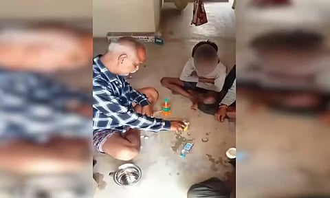 படிப்பு சொல்லித் தர வேண்டிய ஆசிரியரே மாணவர்களை குடிக்க வைத்த கொடூரம் - அதிர்ச்சி வீடியோ