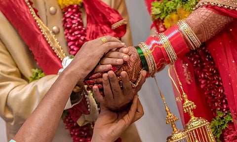 பாலியல் வழக்கு போடுவதாக மிரட்டி மணமகளின் விதவை தாயை திருமணம் செய்து வைக்க முயற்சி - மணமகன் அதிர்ச்சி