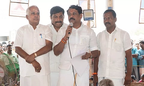 போராட்டத்தில் ஈடுபட்டுள்ள விசைத்தறி நெசவாளர்களை சந்தித்து உறுதியளித்தேன்- நயினார் நாகேந்திரன்