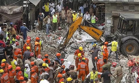 டெல்லி கட்டிட விபத்தில் பலி எண்ணிக்கை 11 ஆக உயர்வு: ஜனாதிபதி, பிரதமர் இரங்கல்