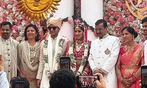 ஆடம்பர திருமணம் கூடாது எனக் கூறிய கெஜ்ரிவால் மகளுக்கு 5 ஸ்டார் ஓட்டலில் நிச்சயதார்த்தம் - பாஜக அட்டாக்