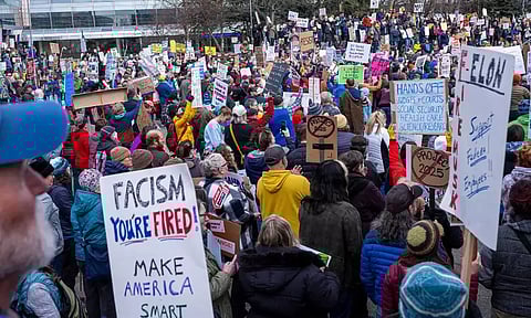 வெள்ளை மாளிகை முன் திரண்ட மக்கள்: டிரம்புக்கு எதிராக வலுக்கும் போராட்டம்