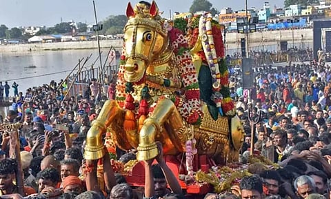 கள்ளழகர் ஆற்றில் இறங்கும் மே 12-ந்தேதி மதுரை மாவட்டத்திற்கு உள்ளூர் விடுமுறை: கலெக்டர் அறிவிப்பு