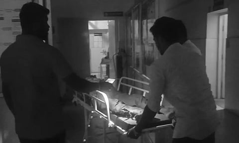 பல்லடம் அரசு ஆஸ்பத்திரியில் செல்போன் டார்ச் வெளிச்சத்தில் சிகிச்சை அளித்த டாக்டர்கள்