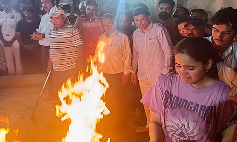 பஹல்காம் துயரம்: சொந்த ஊர்களுக்கு வந்து சேர்ந்த உயிரிழந்தவர்களின் உடல்கள் - கண்ணீர் மல்க மக்கள் அஞ்சலி